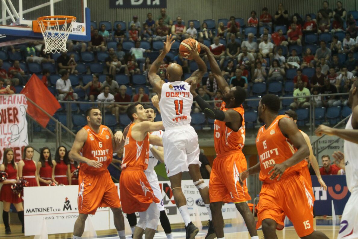 ג'ייסון וויליאמס עולה מול כל ההגנה של נס ציונה. רוצה לשוב מארצות הברית למשחק רביעי (צילום: שי מוגילבסקי)